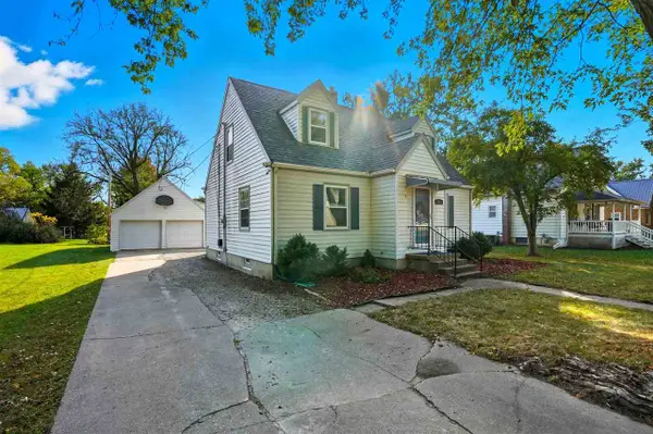 608 5th St, Kalona, IA 52247