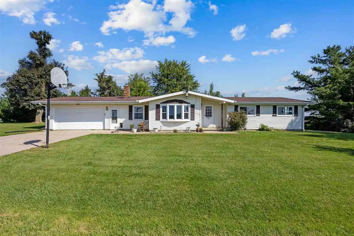 221 Vermont Ave, Clarence, IA 52216 - #1