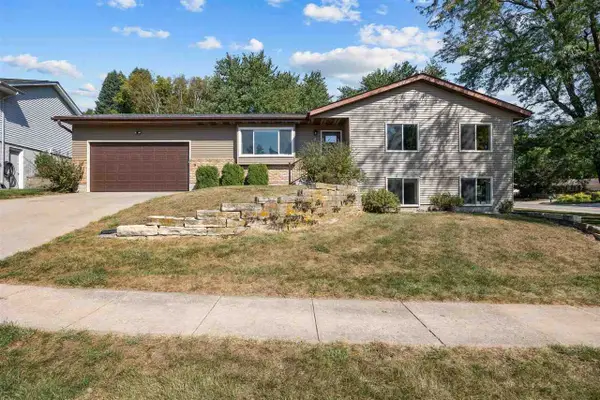 8 Wrexham Dr, Iowa City, IA 52246