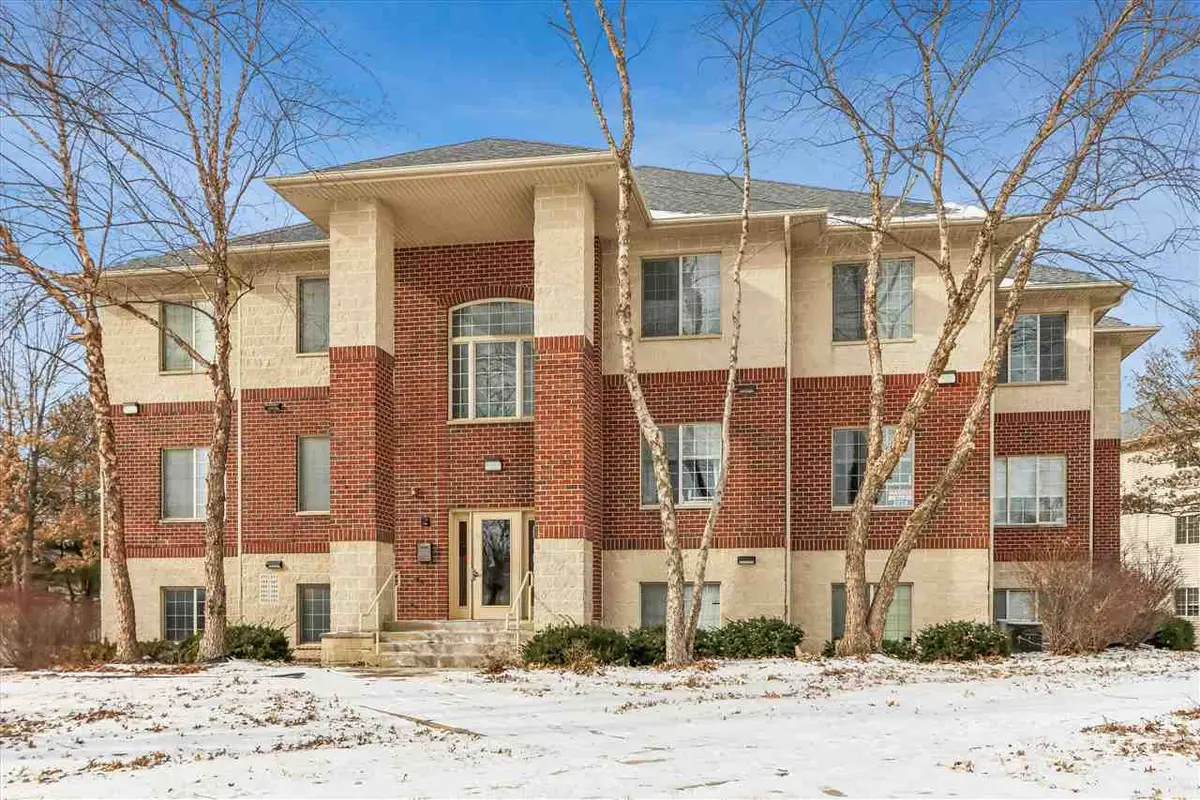 357 Camden Rd, Iowa City, IA 52245 - Image #1