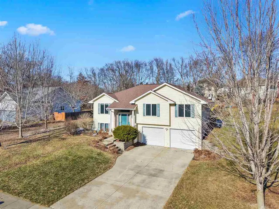 915 Maplewood Dr, Coralville, IA 52241 - Image #2