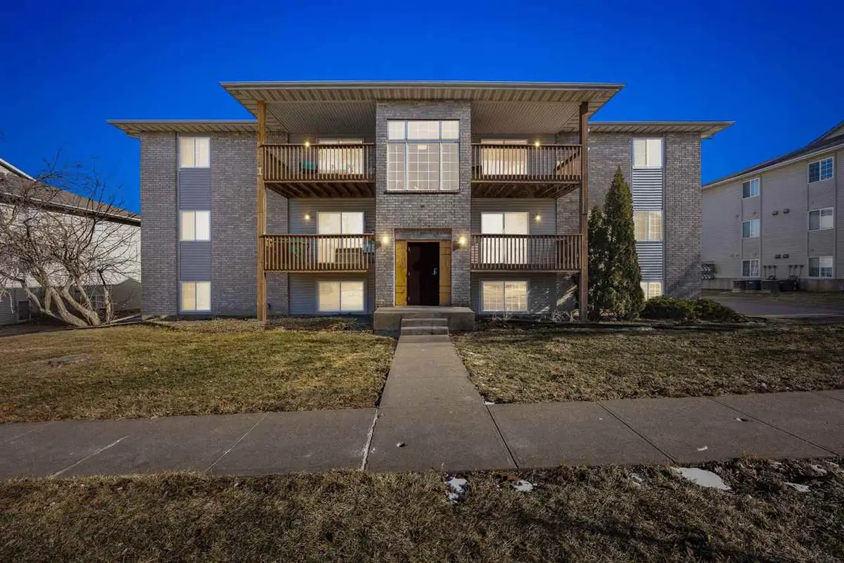 56 West Side Dr, Iowa City, IA 52246 - Image #1