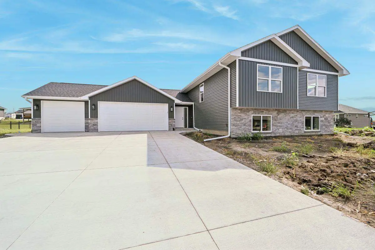 1382 Foxtail Dr, Fairfax, IA 52228 - #1