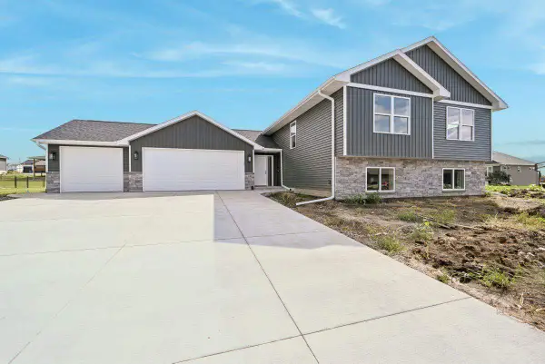 1382 Foxtail Dr, Fairfax, IA 52228