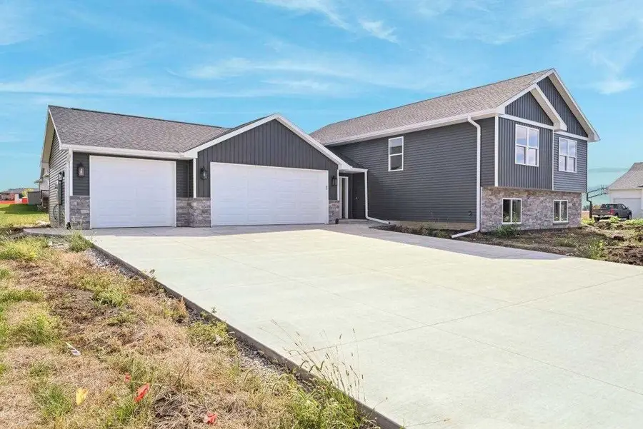1382 Foxtail Dr, Fairfax, IA 52228 - #2