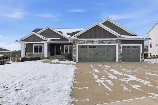 3004 Forrest Meadow Ln, Hiawatha, IA 52233