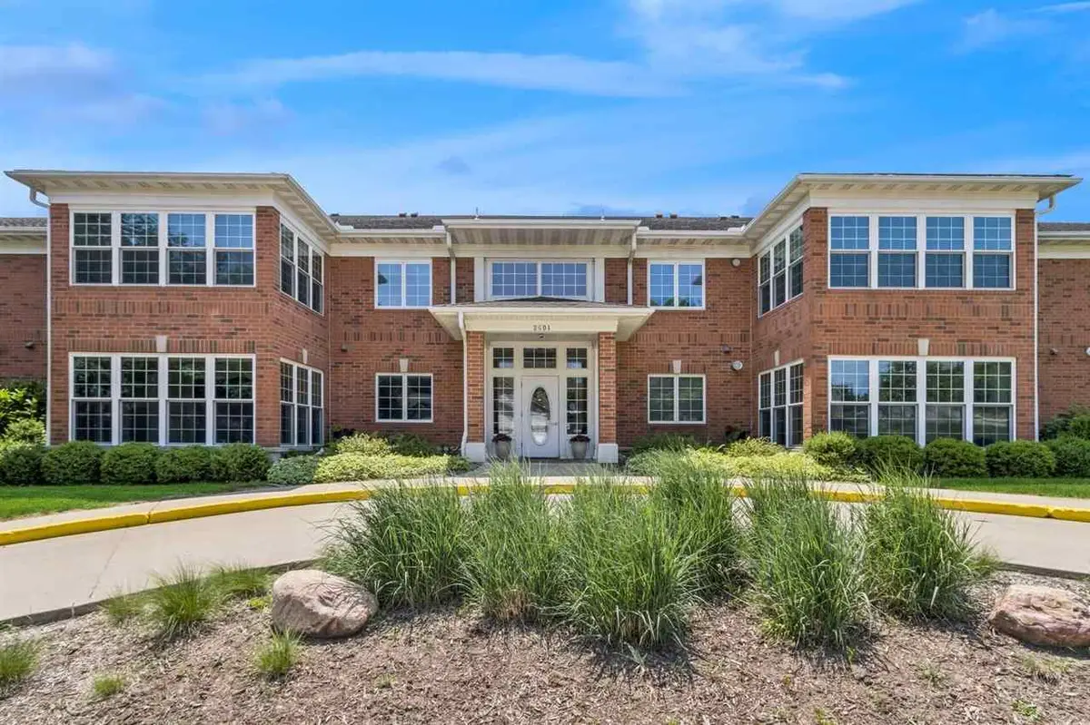 2601 Hickory Trl, Iowa City, IA 52245 - #1