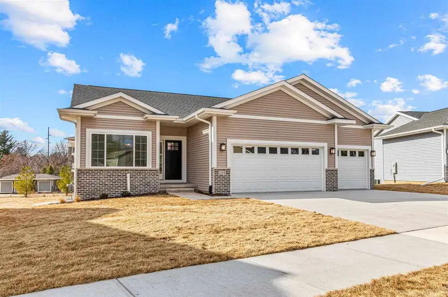 260 Pine Grove Ln, Iowa City, IA 52246 - #2