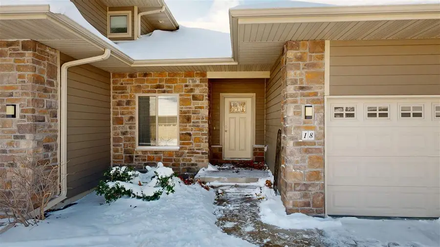 18 Holiday Ridge Ln, Coralville, IA 52241 - #2
