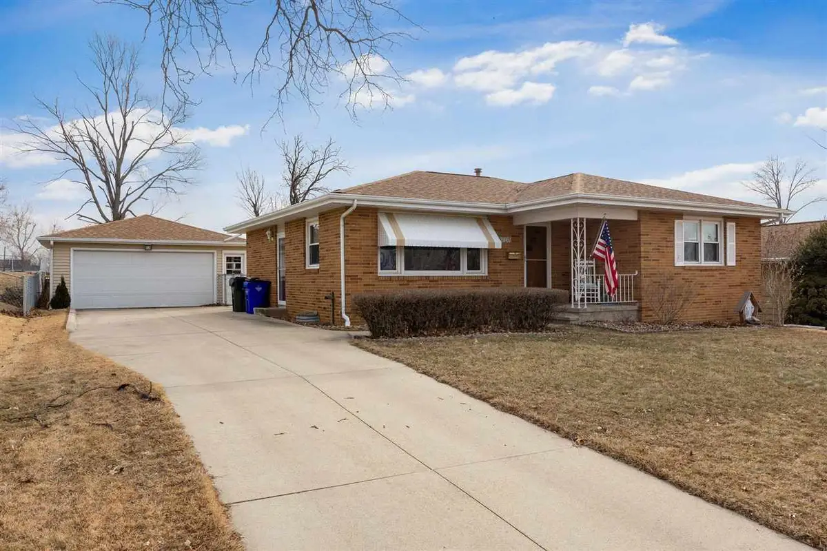 2461 Teresa Dr SW, Cedar Rapids, IA 52404 - Image #1