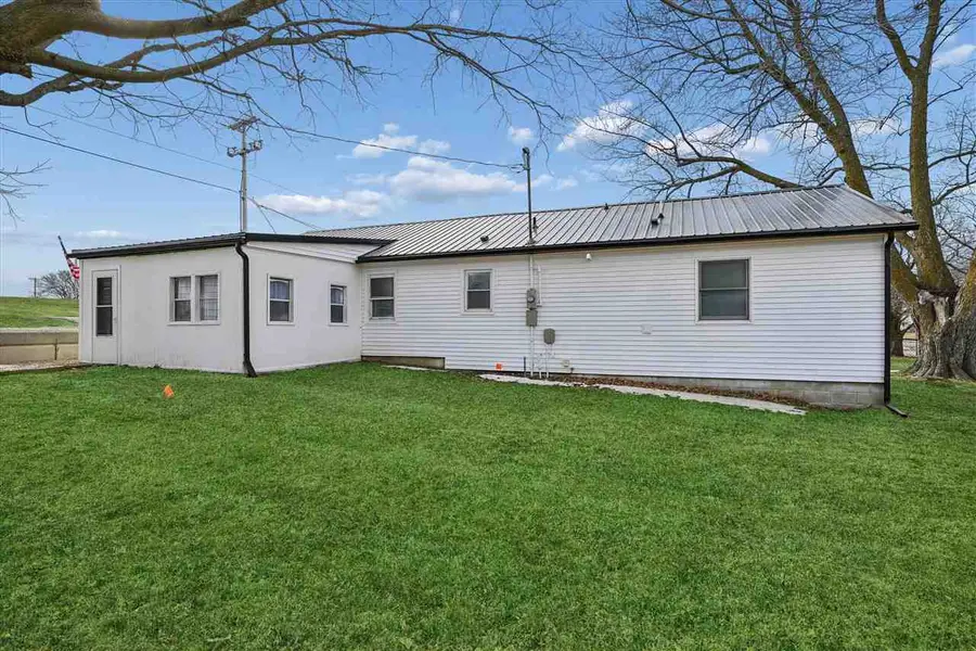 207 W Main St, Urbana, IA 52345 - #2