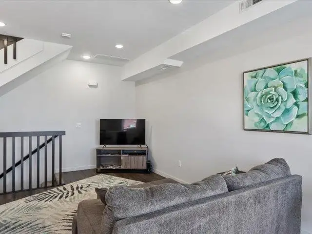 519 S Dubuque St, Iowa City, IA 52240 - #3