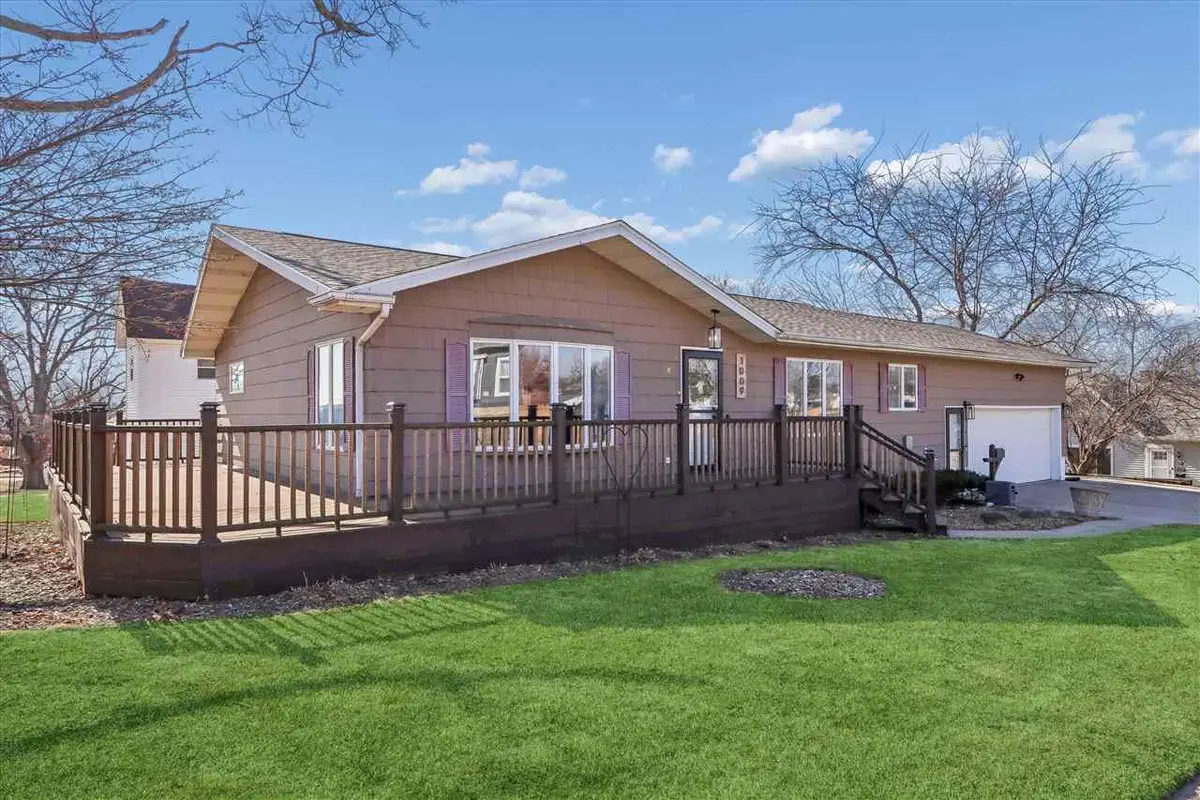 1009 16th Street, Belle Plaine, IA 52208 - #1