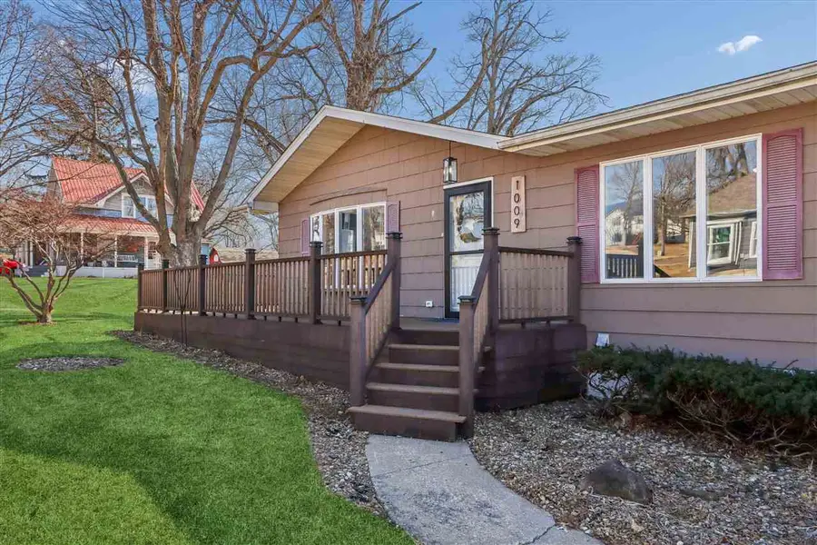 1009 16th Street, Belle Plaine, IA 52208 - #2