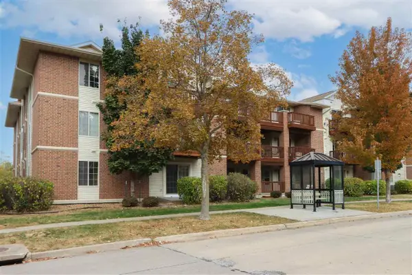 458 West Side Dr, Iowa City, IA 52246