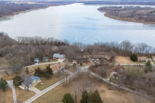 1896 Sunset Dr NE, Solon, IA 52333