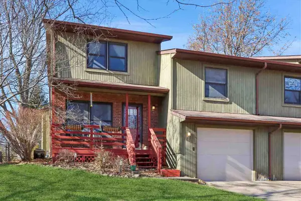 1808 Lynncrest Dr, Coralville, IA 52241