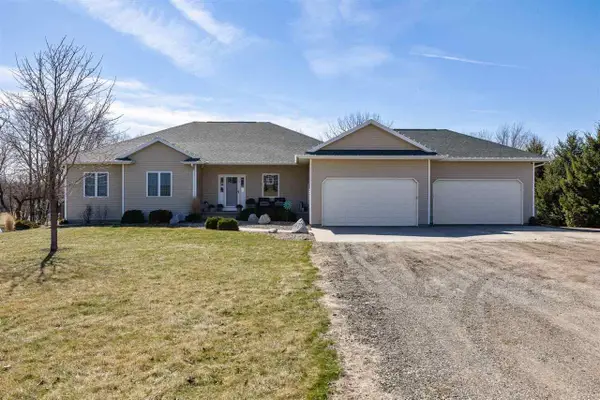 7997 218th Ave, Martelle, IA 52305