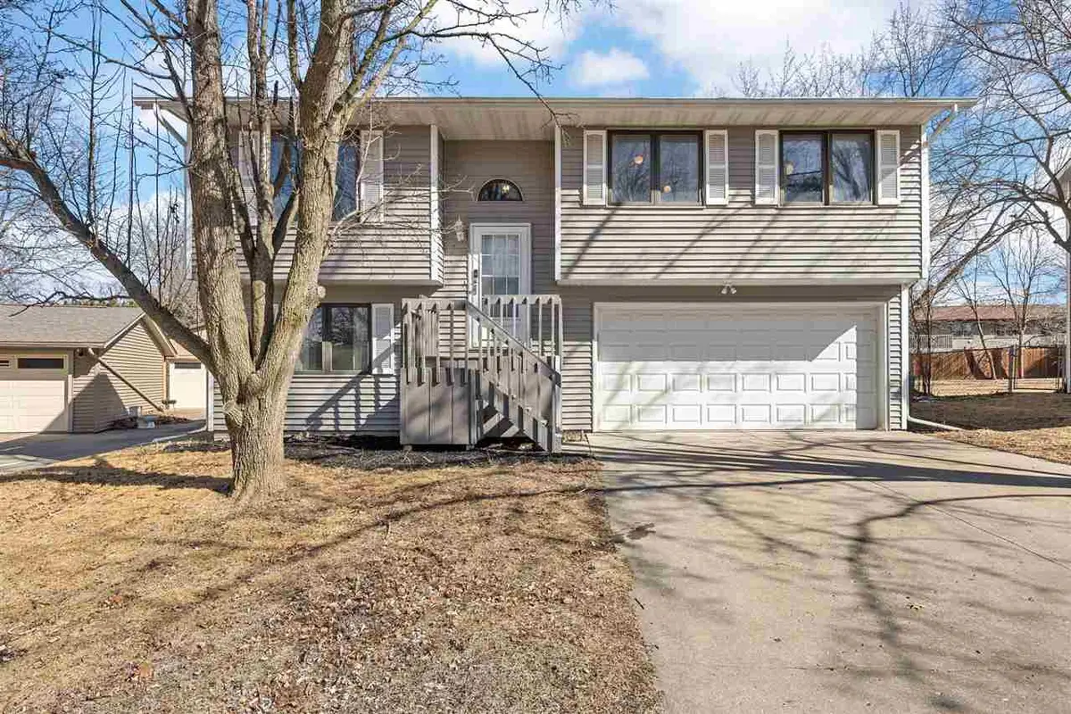 1174 Briar Dr, Iowa City, IA 52240 - #1