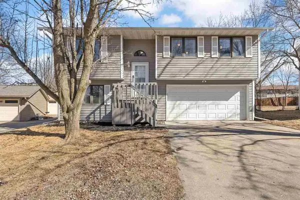 1174 Briar Dr, Iowa City, IA 52240