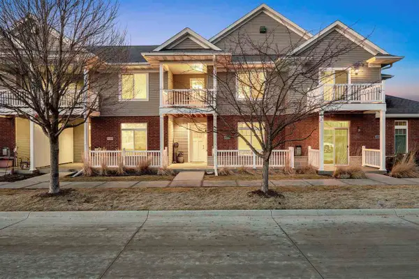 482 Charlotte Ln, Iowa City, IA 52245