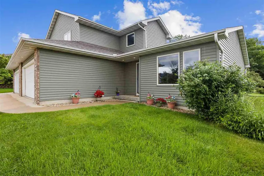 664 J Ave NE, Cedar Rapids, IA 52402 - #3