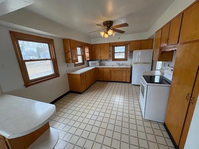 131 W 3rd St, Solon, IA 52333 - #2