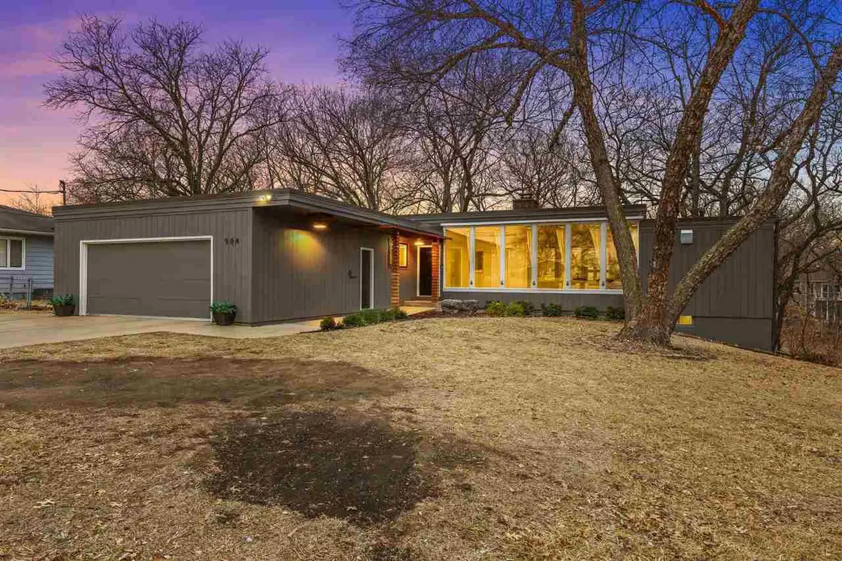 904 Oakcrest St, Iowa City, IA 52246 - #1