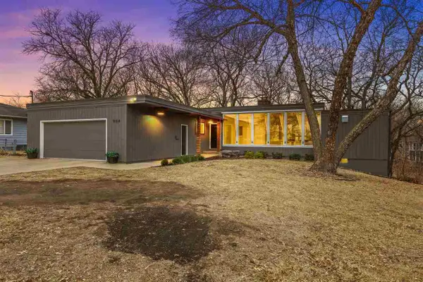 904 Oakcrest St, Iowa City, IA 52246