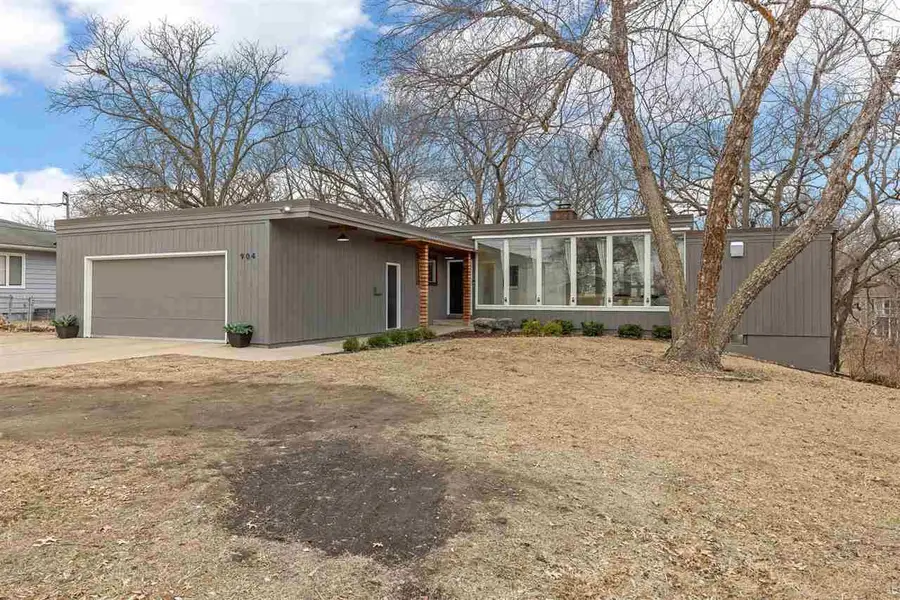 904 Oakcrest St, Iowa City, IA 52246 - #2