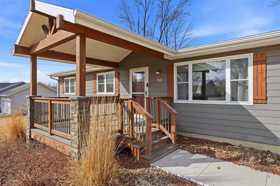 712 W 2nd St, Washington, IA 52353 - #2