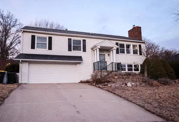 1844 GRASLON DR, Iowa City, IA 52246