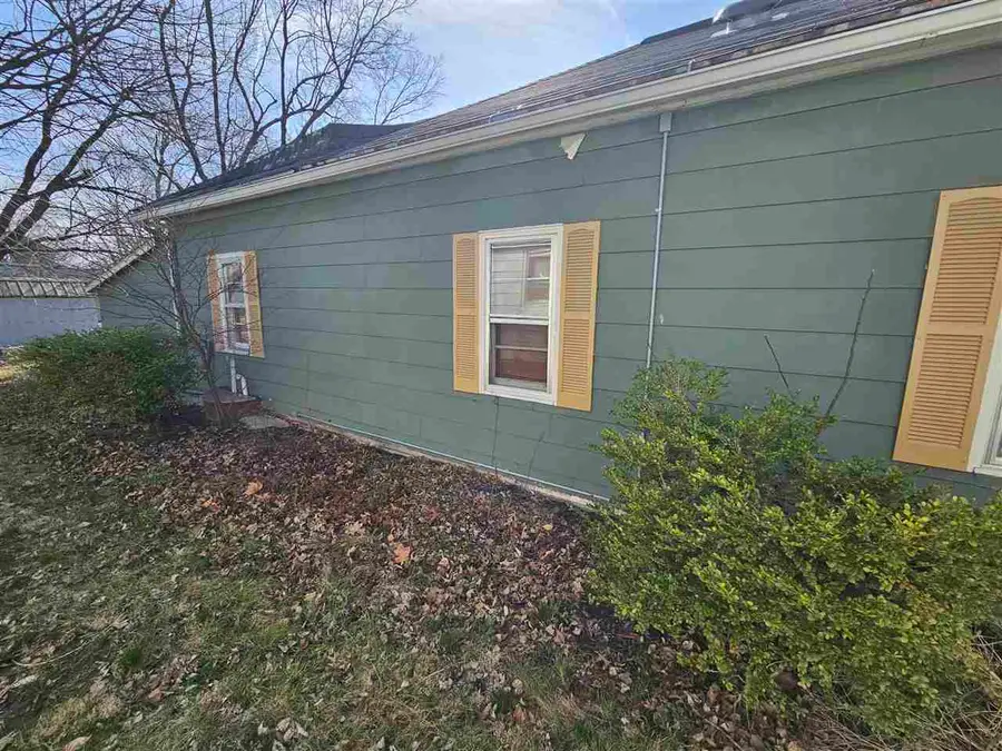 811 S 5th St, Fairfield, IA 52556 - #3