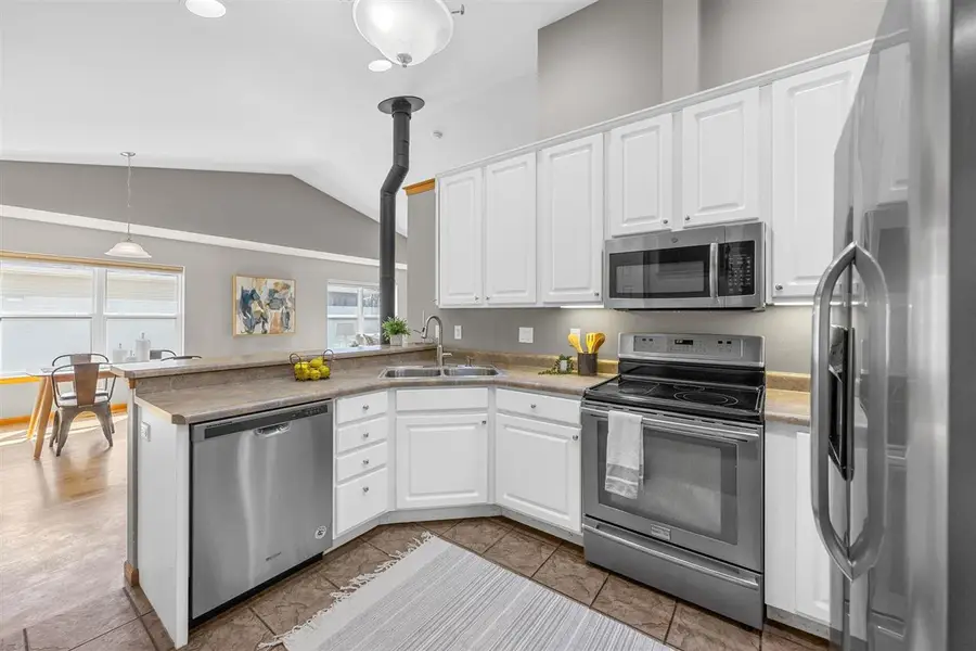 2084 Timber Ln, Coralville, IA 52241 - #3