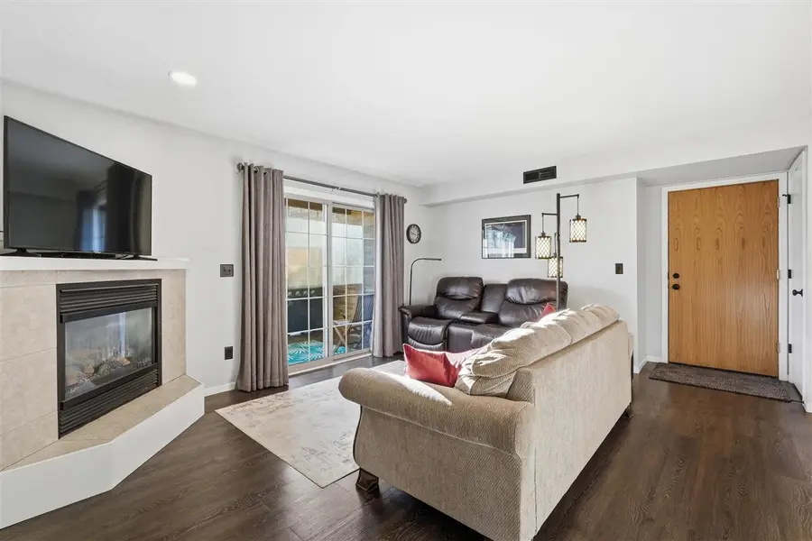 2865 Coral Ct, Coralville, IA 52241 - #3