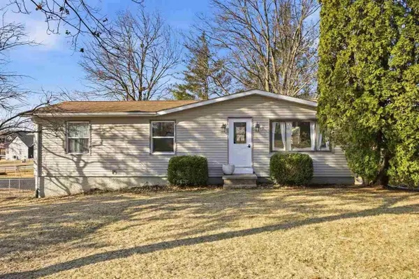 40 Greenview Dr, West Branch, IA 52358