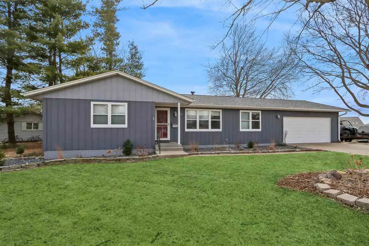 39 Greenview Dr, West Branch, IA 52358 - #1