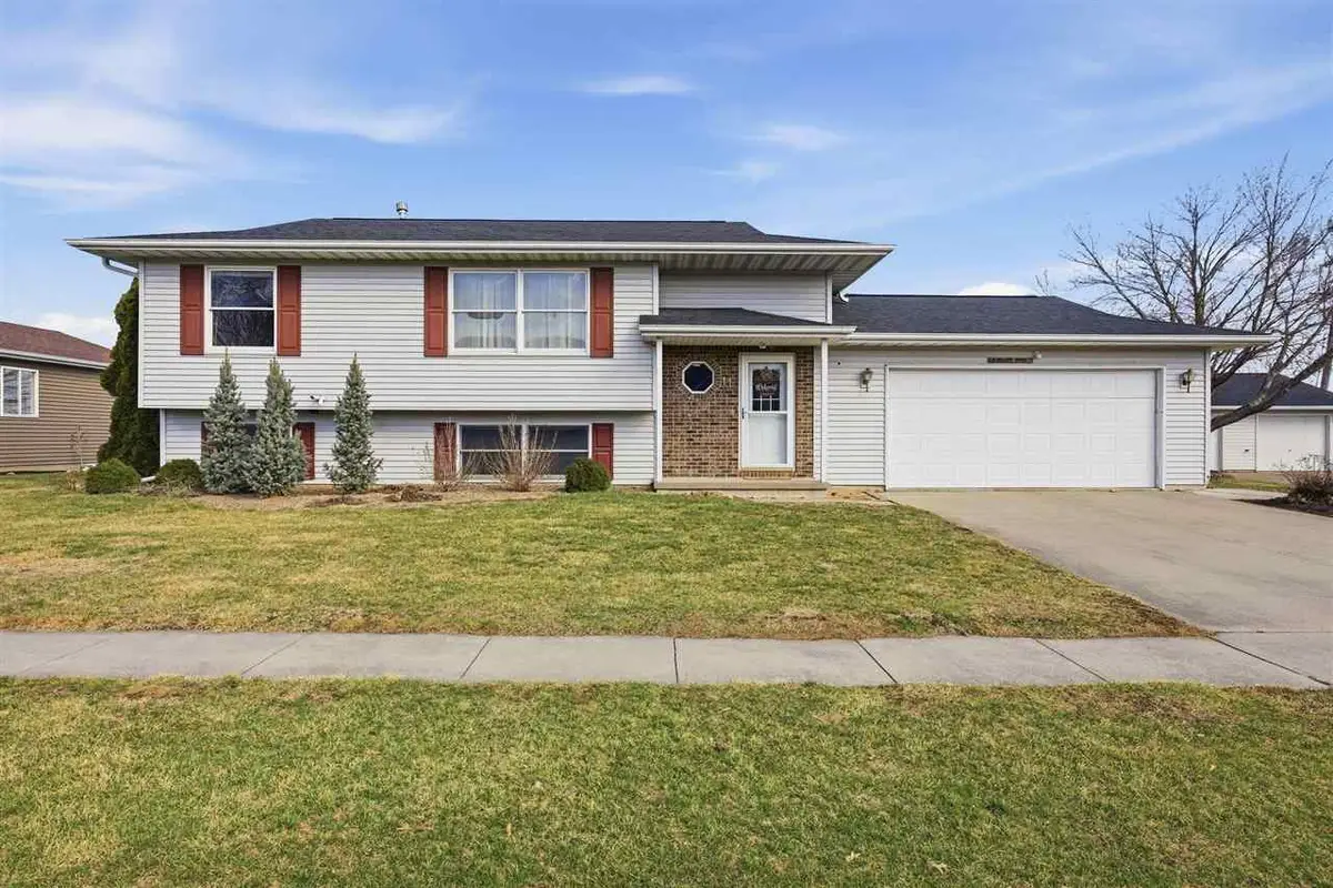 11 Williams Cir, Hills, IA 52235 - #1