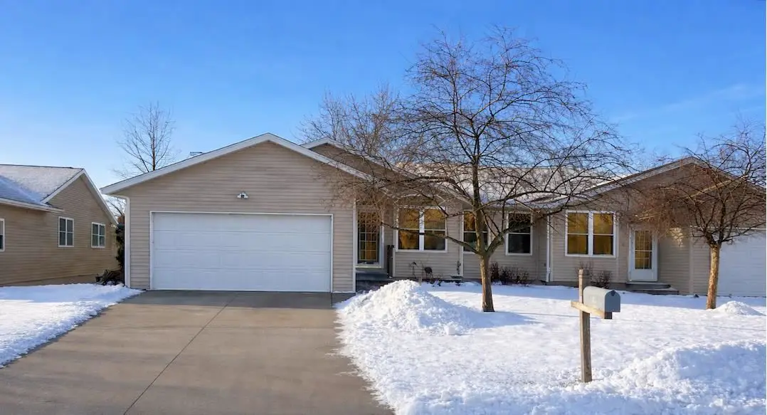 1107 E Adams St, Washington, IA 52353 - #1