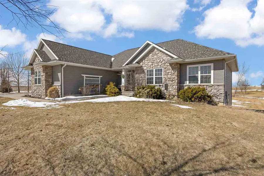 3352 Southridge Dr, Amana, IA 52203 - #2