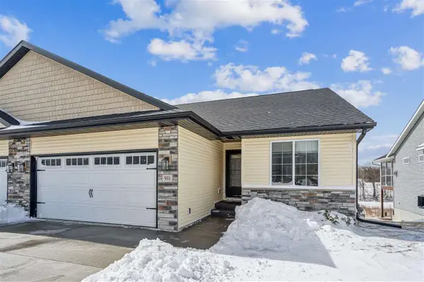 911 Hillside Dr, Tiffin, IA 52340