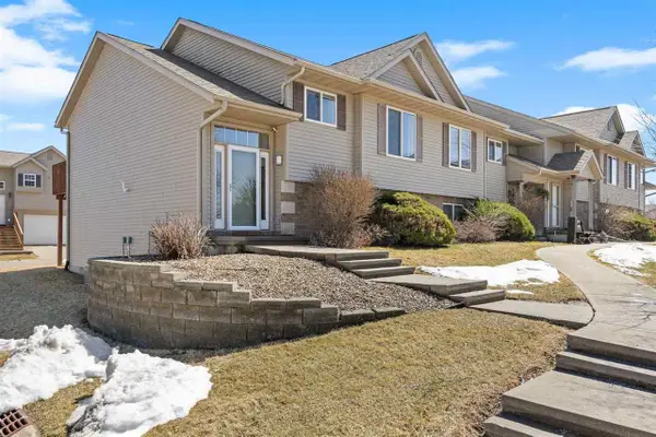 40 Jefferson Ln, North Liberty, IA 52317