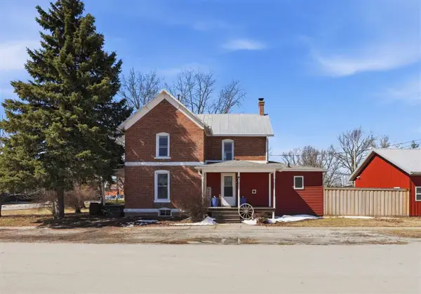 320 Brady St, Hills, IA 52235