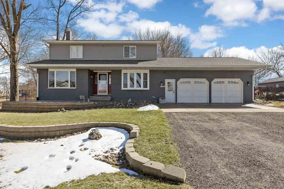 1105 Maple St, Robins, IA 52328 - #1