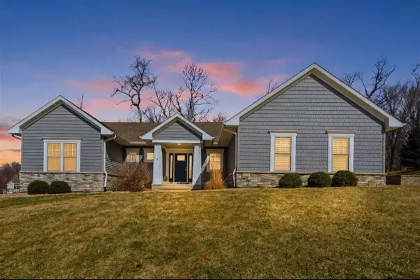 4330 Fawn Hill Ct SE, Cedar Rapids, IA 52403