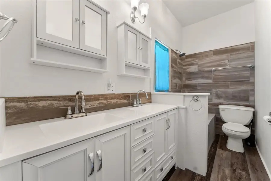 1202 N Iowa Ave, Washington, IA 52353 - #3