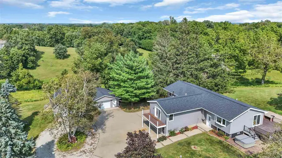 2713 61st St Ln, Vinton, IA 52349 - #3