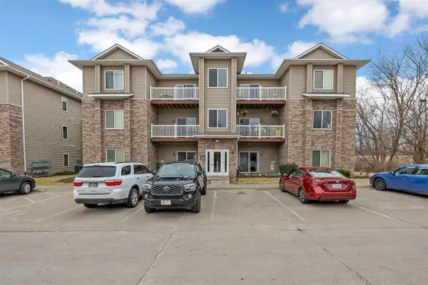 285 Sadler Ln, North Liberty, IA 52317