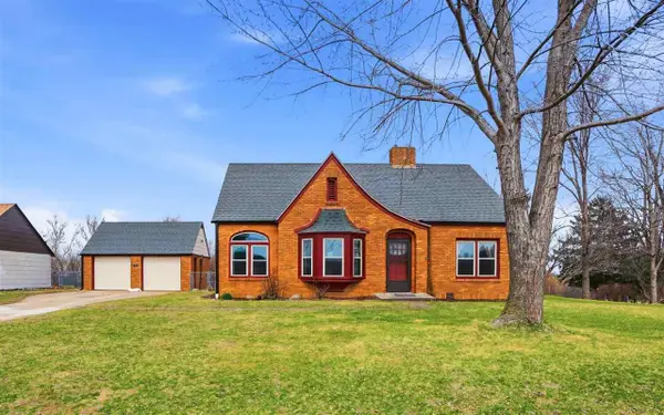 511 Highway 6 Trl, South Amana, IA 52334