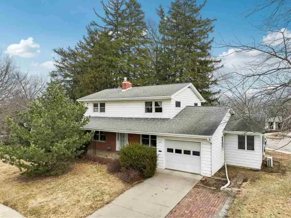 104 Sunset St, Iowa City, IA 52240